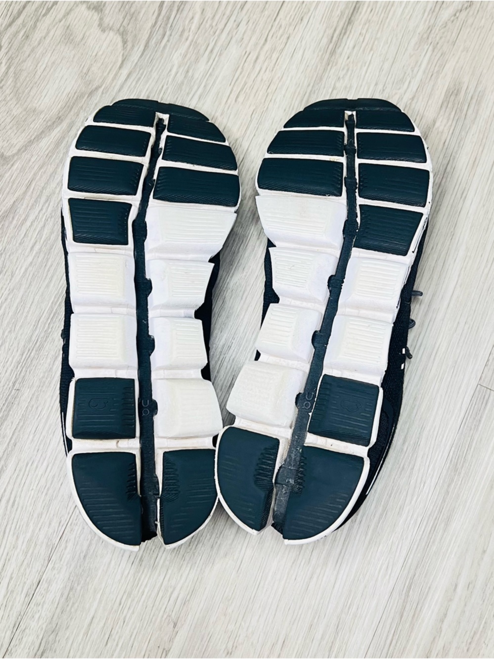 On Cloud Women’s 9.5 Black White Athletic Running Shoes Swiss Engineering *READ - Picture 13 of 13